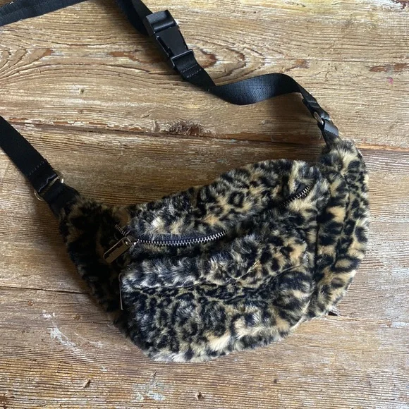NWOT Fuzzy cheetah belt bag